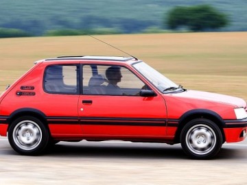 Potr&oacute;jne urodziny Peugeota podczas Salonu R&eacute;tromobile